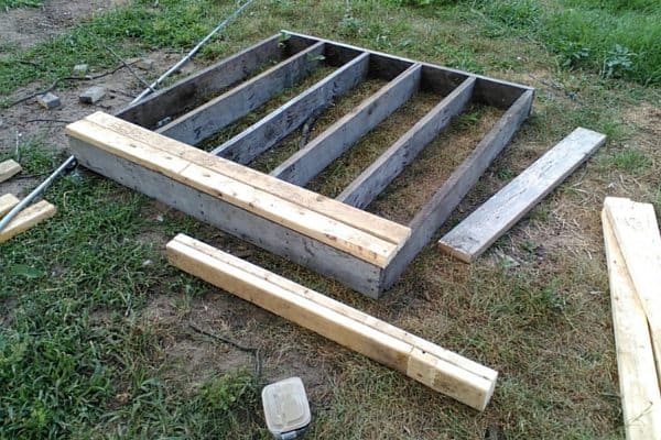 Make your own DIY chicken tractor using these plans and pallet wood 