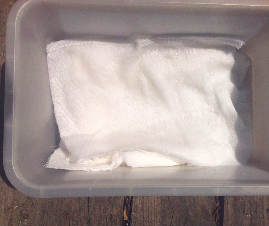 Want organic baby wipes? Don't even understand the ingredients in yours? Here's my recipe for homemade natural baby wipes you can make in 5 minutes! Try it out! From FrugalChicken