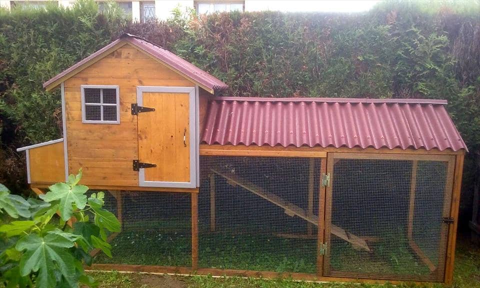 Big And Portable Chicken Coop With Cedar Roof For 30 To 48 Chickens